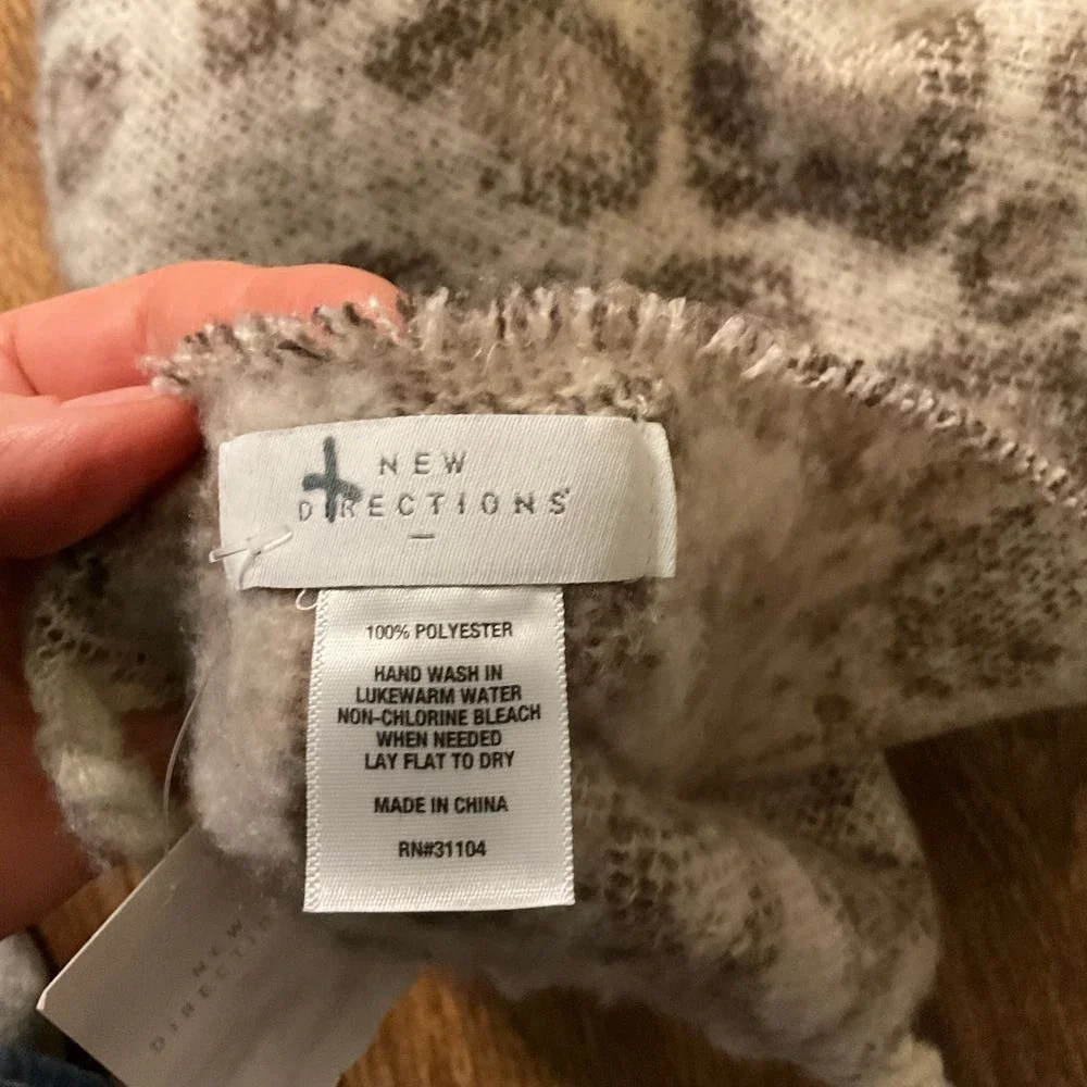 New Directions Scarf Leopard Blanket Boucle Soft Warm‎ Cozy 21x72